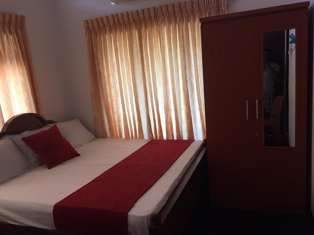 Yaarl Holiday Inn Jaffna Bagian luar foto