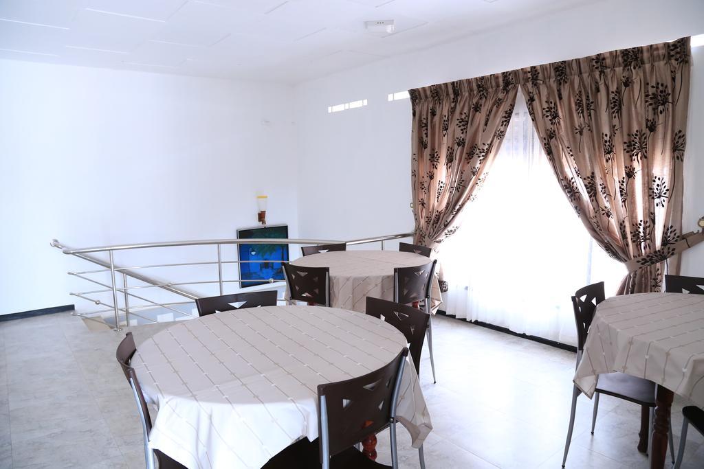Yaarl Holiday Inn Jaffna Bagian luar foto