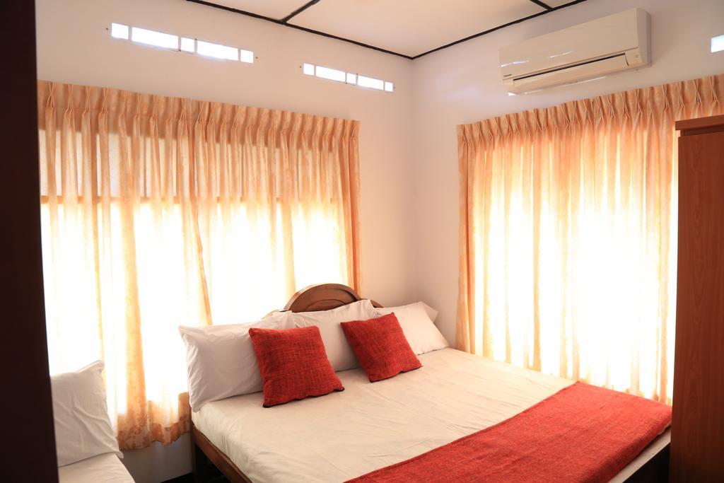 Yaarl Holiday Inn Jaffna Bagian luar foto