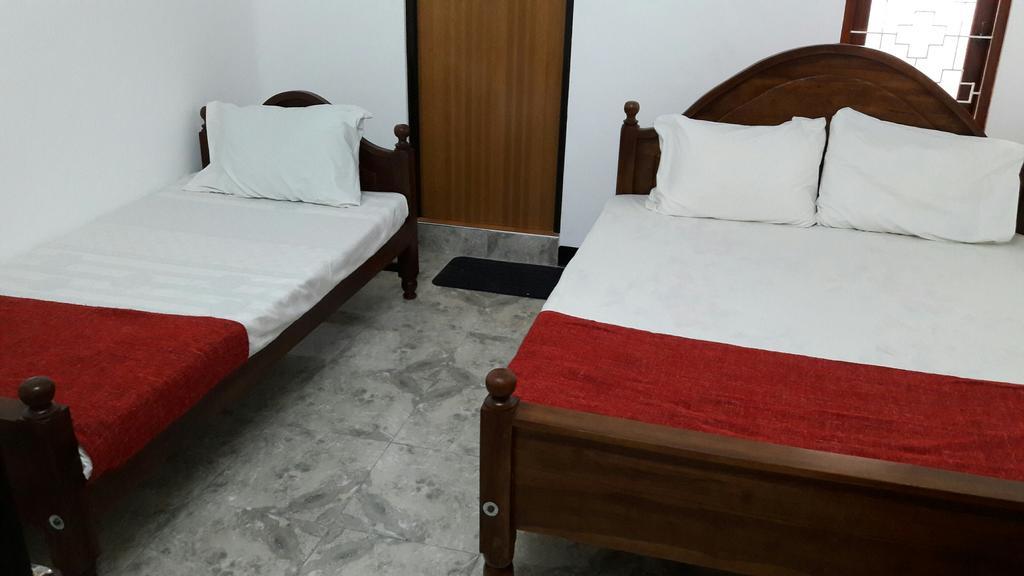 Yaarl Holiday Inn Jaffna Bagian luar foto