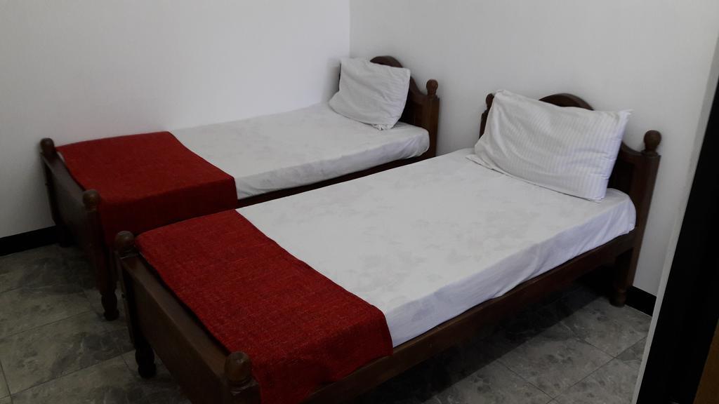 Yaarl Holiday Inn Jaffna Bagian luar foto