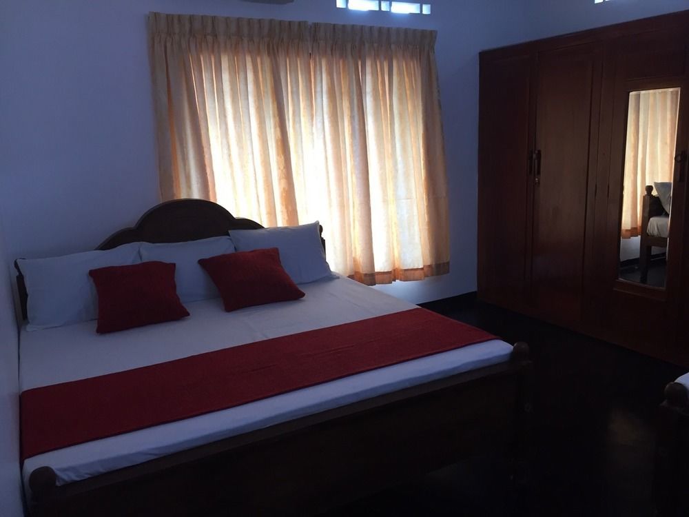 Yaarl Holiday Inn Jaffna Bagian luar foto