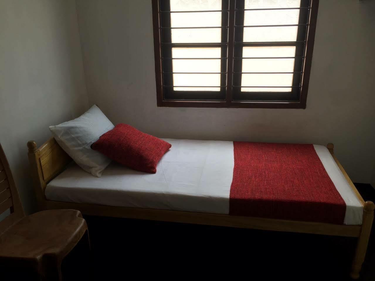 Yaarl Holiday Inn Jaffna Bagian luar foto